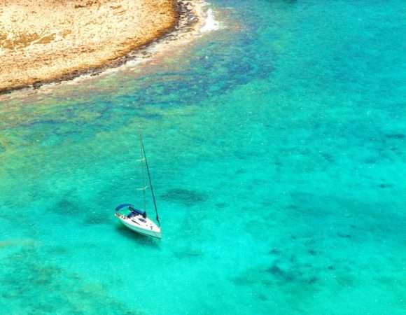 Gramvoussa Sailing boat near the wreck - Tours Crete